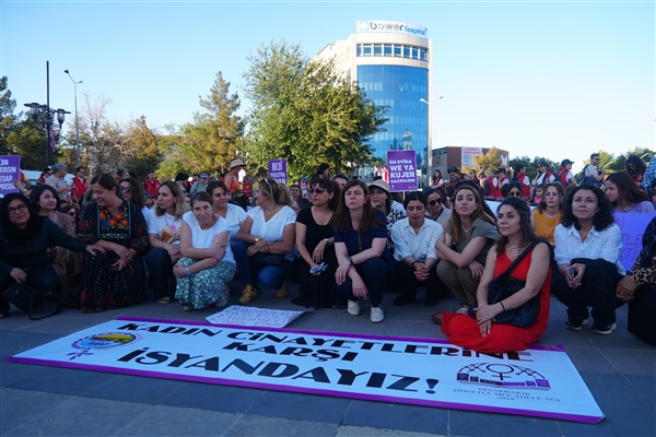 Eş Başkan Bucak, kadın cinayetlerine ilişkin düzenlenen yürüyüşe katıldı