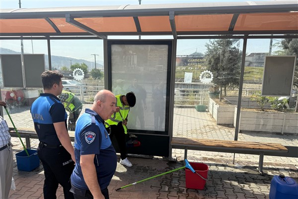 Karabük’te duraklardaki afişler temizlendi