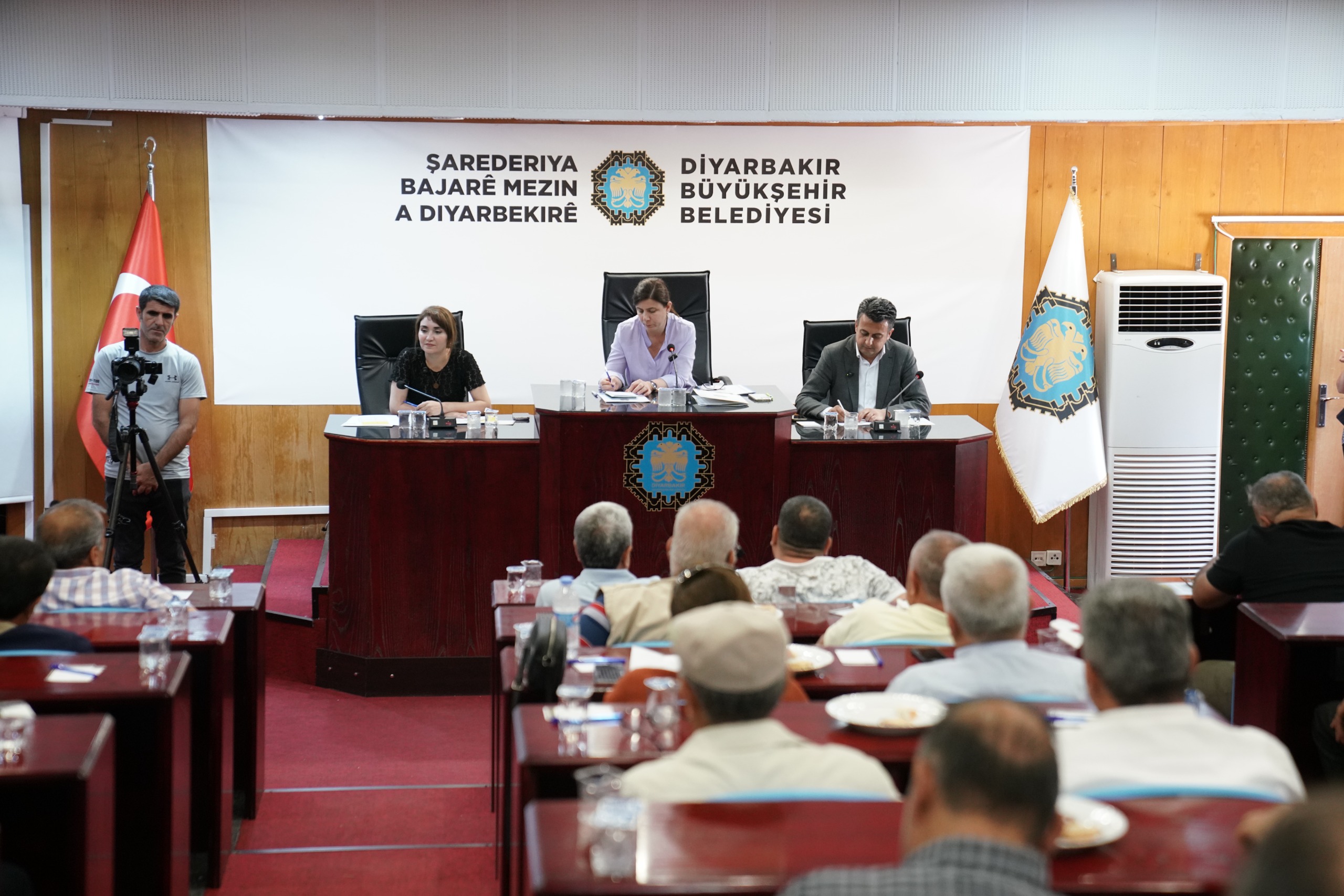 Eş Başkan Bucak, Sur’daki muhtarlarla bir araya geldi