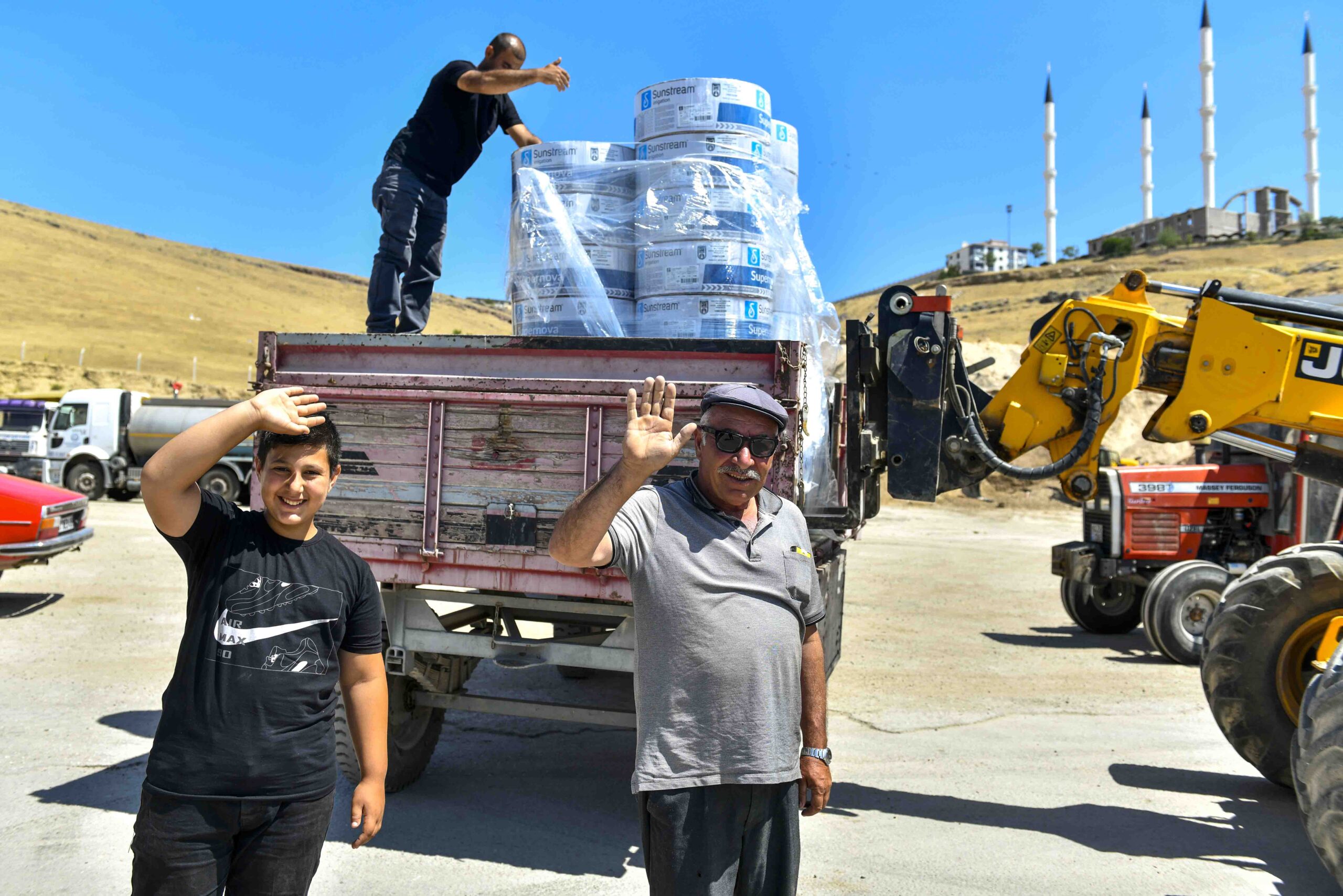 Ankara Büyükşehir Belediyesi’nden üreticilere damla sulama borusu desteği