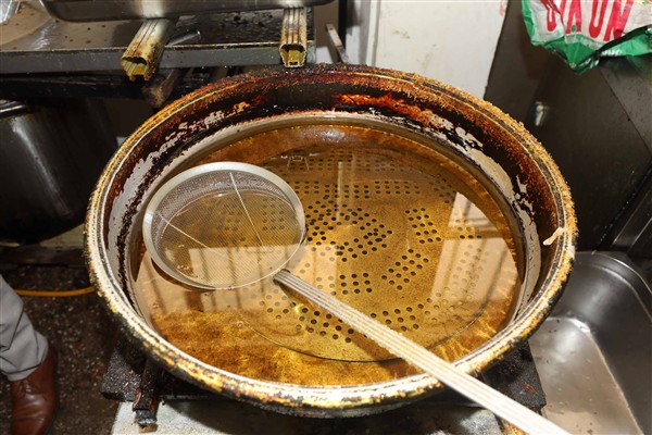 Yenimahalle’de merdiven altı tatlı imalathanesine baskın