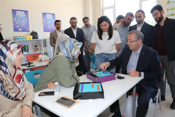 Kars Valisi Polat, Akıl ve Zeka Oyunları Kursu’nu ziyaret etti