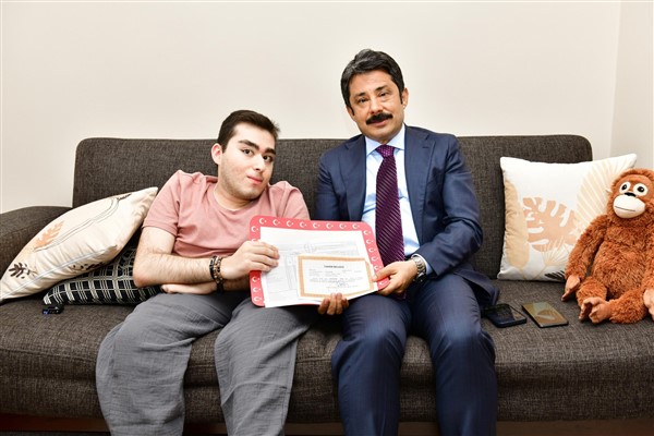 Kırşehir Valisi Demiryürek, evde eğitim alan öğrencinin karnesini verdi