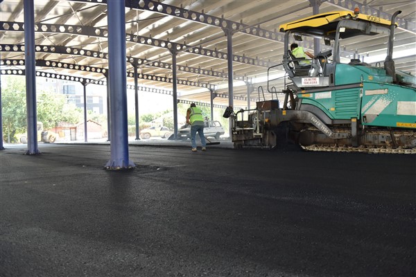 Kepez Belediyesi’nden pazar alanında asfalt çalışması