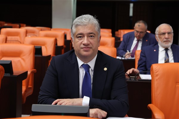 Kısacık: Sadece hikaye anlatarak ülkeyi yönetiyorlar ama gelinen nokta ortada