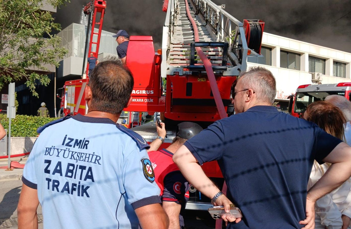 İzmir Büyükşehir Belediyesi’nden yangına müdahale