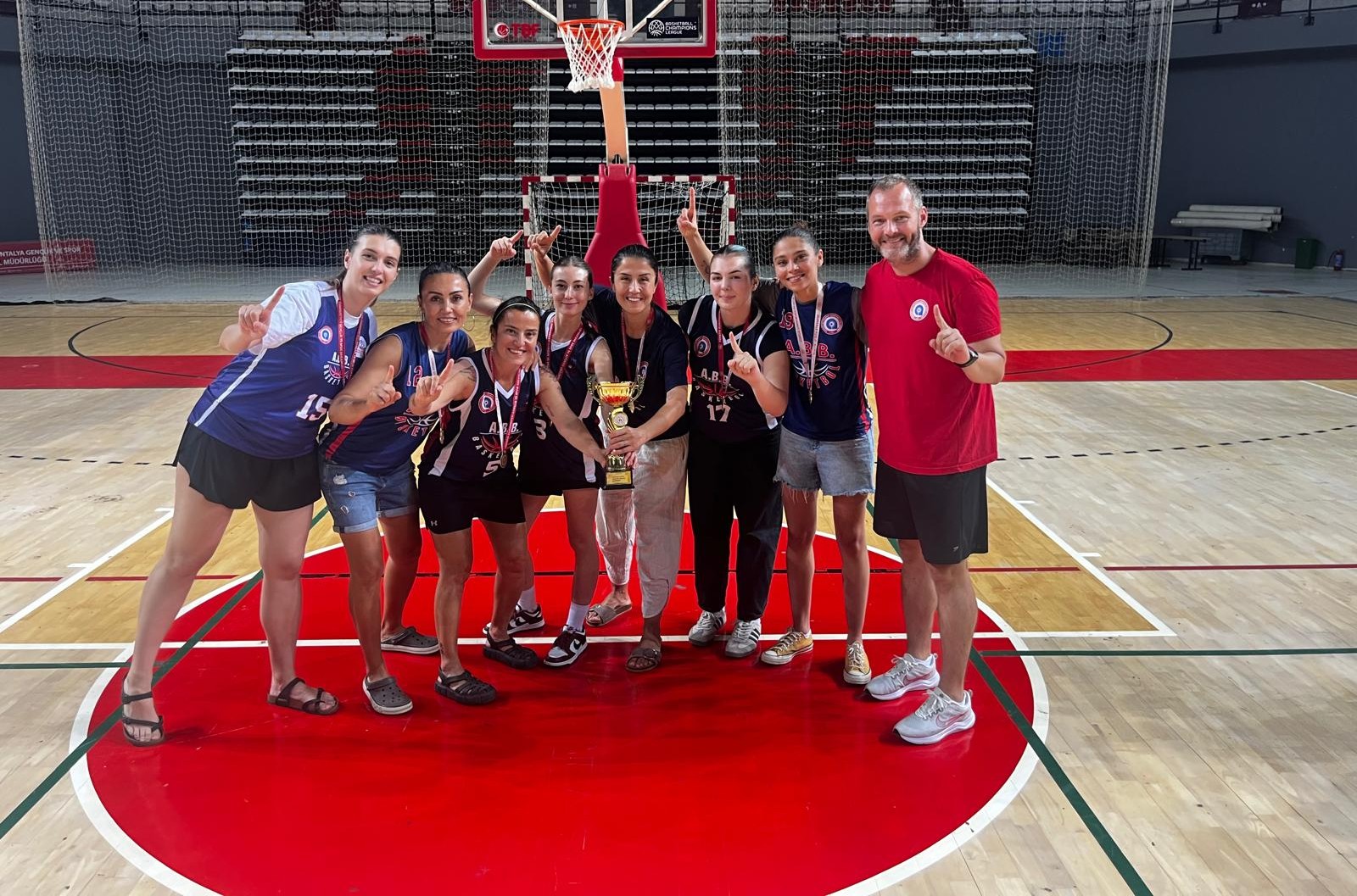 Antalya Büyükşehir, Basketbol Yerel Ligi Büyük Kadınlar Kategorisi’nde şampiyon oldu