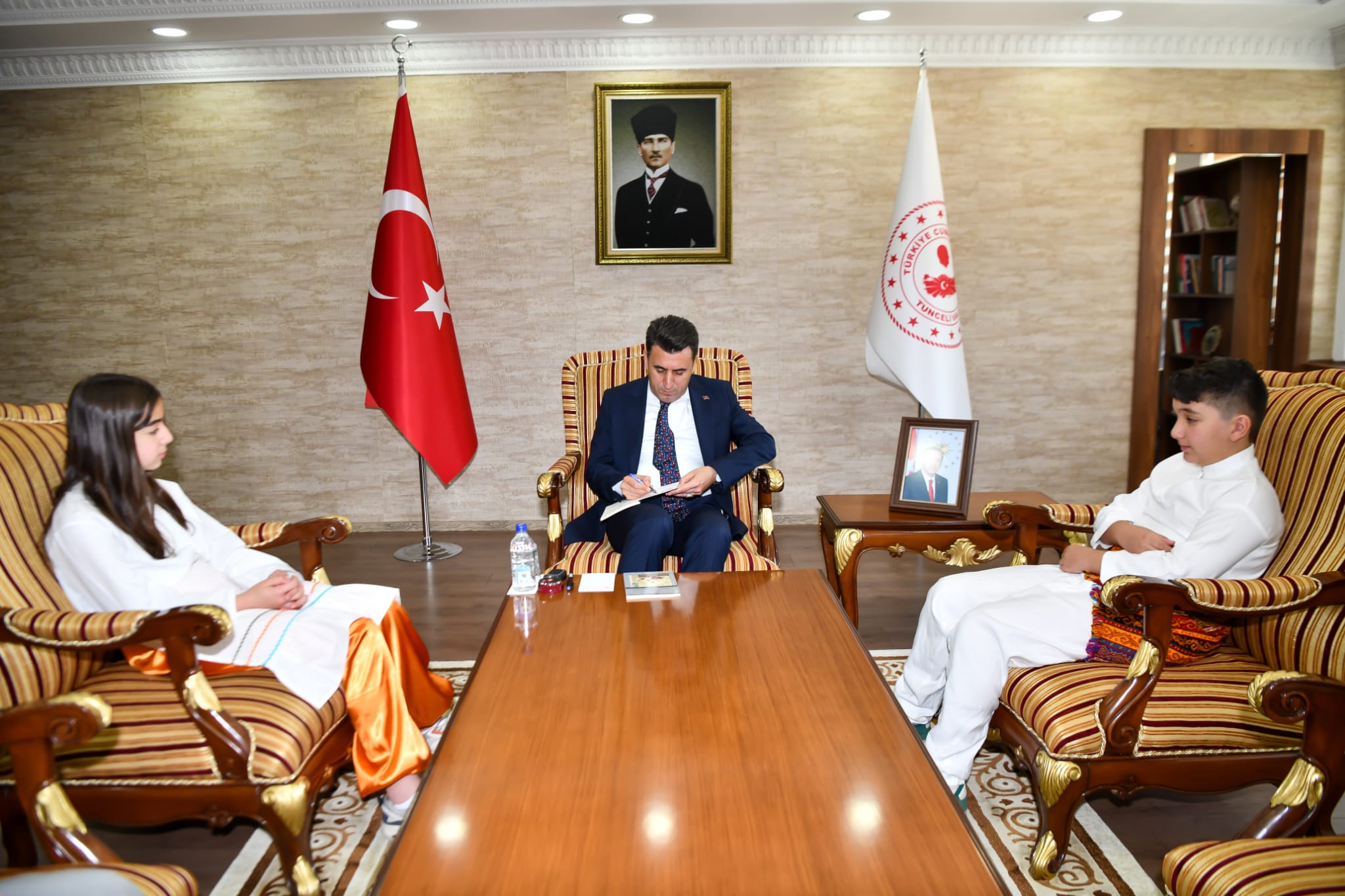 Vali Aygöl, makamının ilk misafirleri olarak çocukları ağırladı