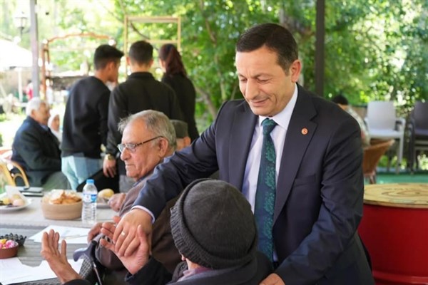 Kars Belediyesi, yaşlılarla kahvaltıda buluştu