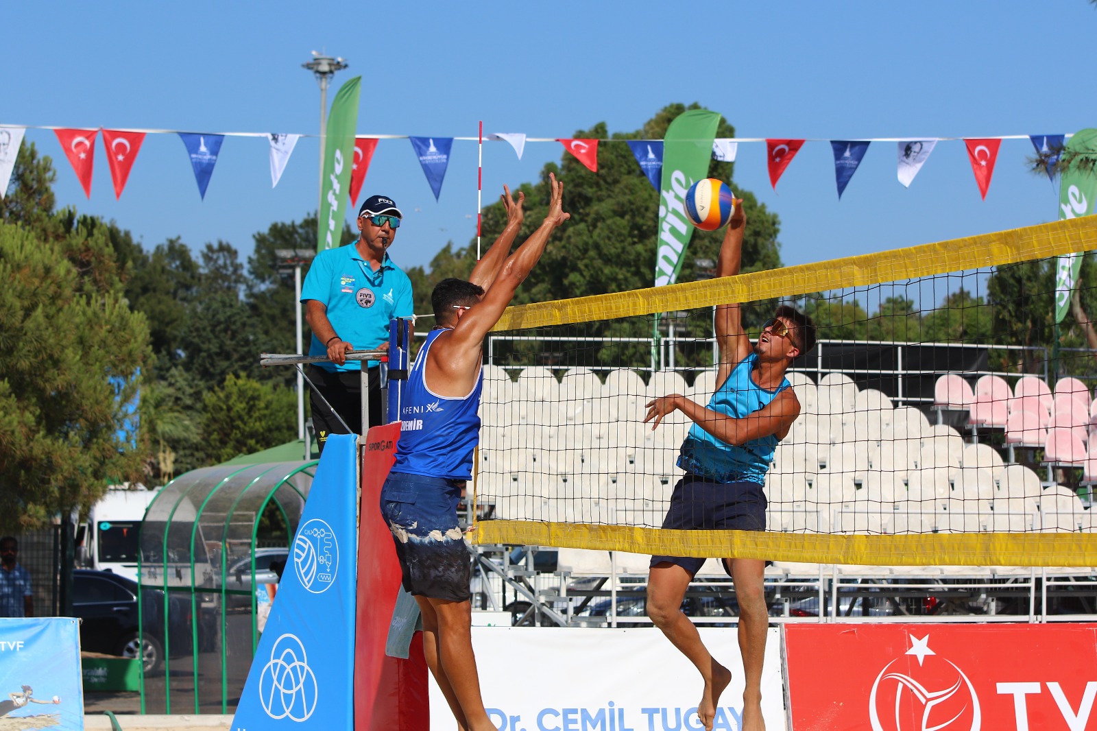 İzmir, plaj voleybolu şölenine ev sahipliği yaptı