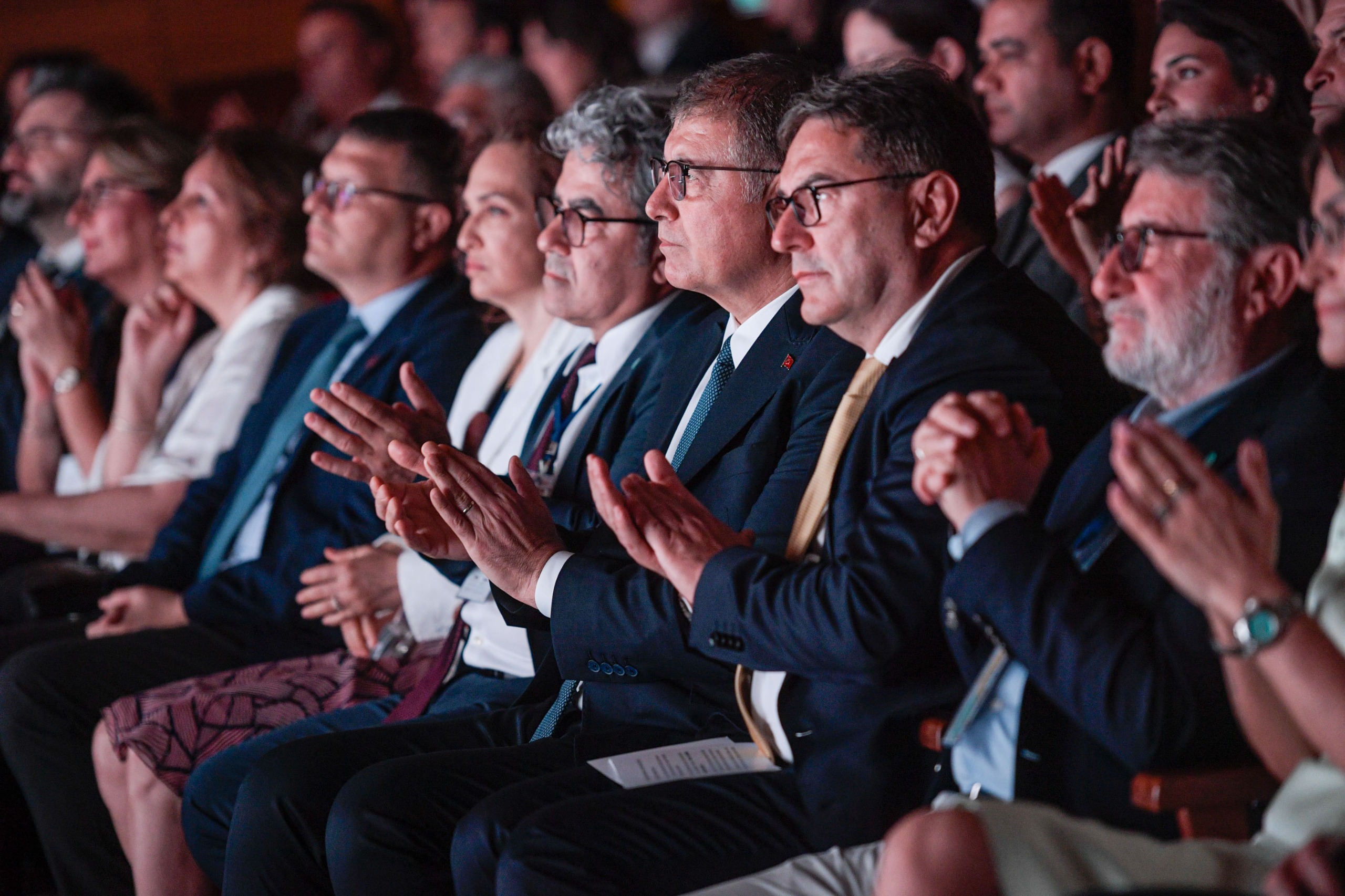 Başkan Tugay: Bilinçli olmalı,  güzel bir ülke için hep birlikte çalışmalıyız