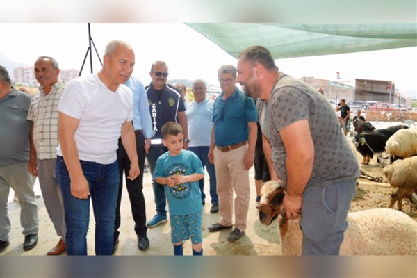 Başkan Özçelik kurban kesim merkezlerini ziyaret etti