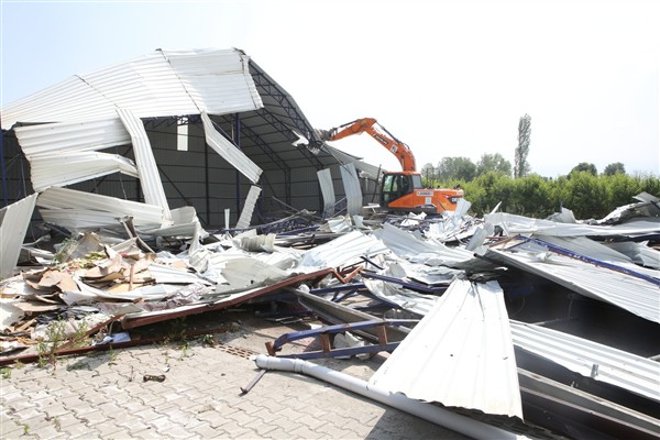 Nilüfer’de kaçak iş yeri yıkıldı