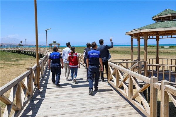 Van Gölü sahil yolunda hayvan besiciliği yapanlara müdahale edildi