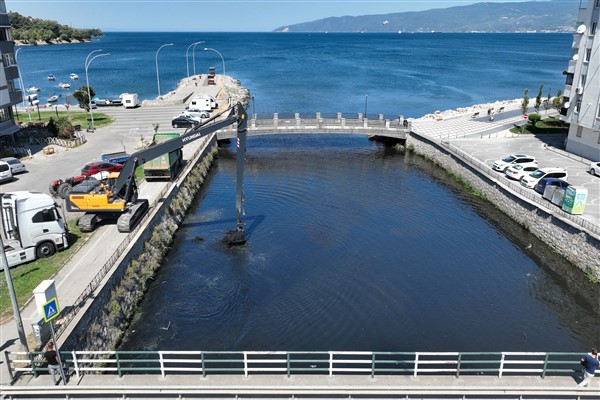 Bursa Büyükşehir’den Karsak Deresi’nde temizlik çalışması