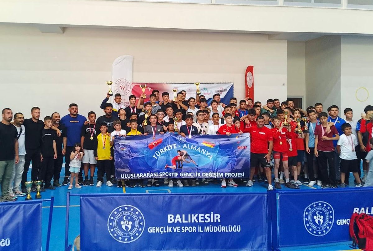 Balıkesir Büyükşehir Belediyesi’nden güreş branşından madalya