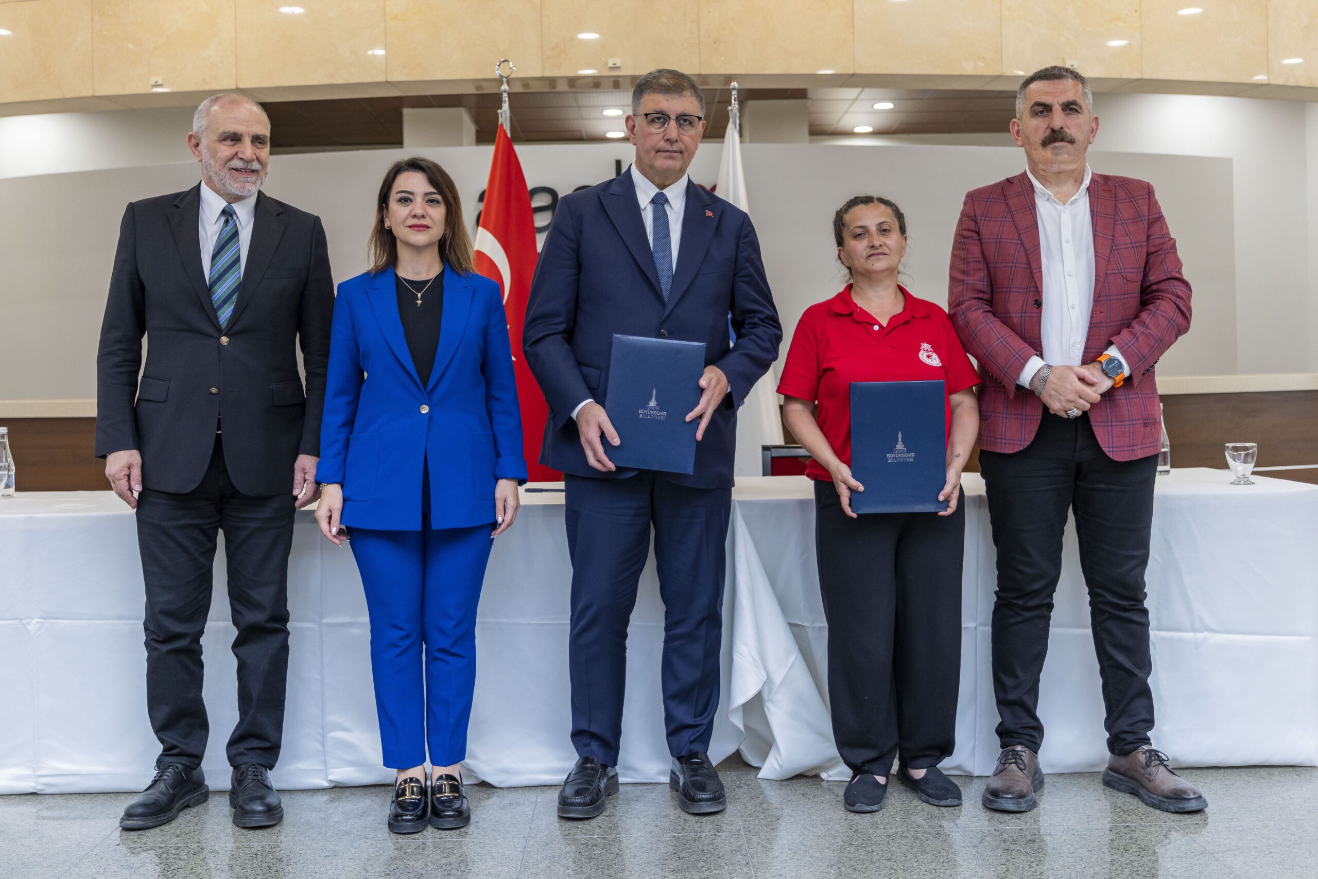 İzmir Büyükşehir Belediyesi ile İZELMAN arasında süren TİS’te imzalar atıldı