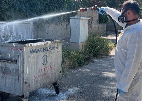 Mamak’ta çöp konteynerleri tek tek ilaçlanıyor