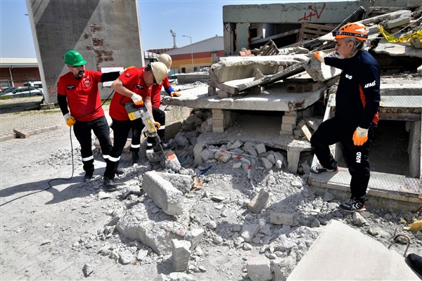 Bornova Belediyesi Arama Kurtarma Ekibi, eğitimini tamamladı