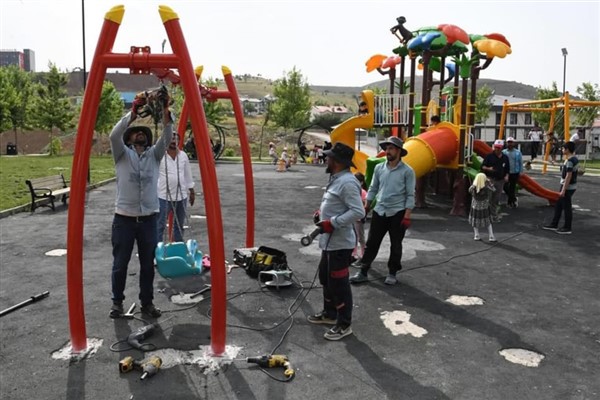 Muş’ta parklardaki oyun grupları yenileniyor