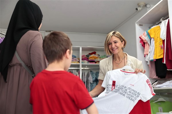 Konak Belediyesi’nden bayram için kıyafet yardımı