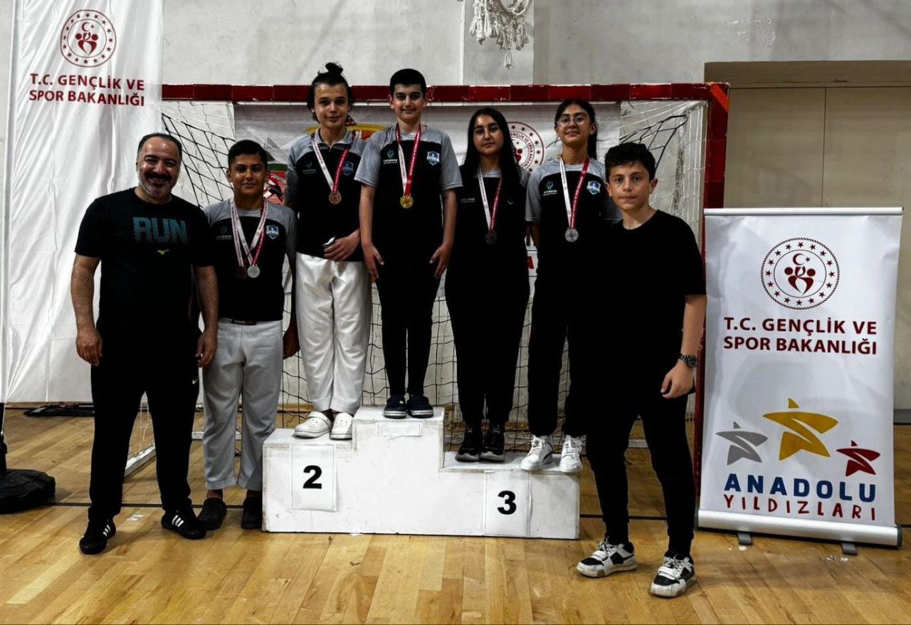 Çayırova Belediyesi Eğitim Spor Kulübü’ne iki kupa ve altı madalya