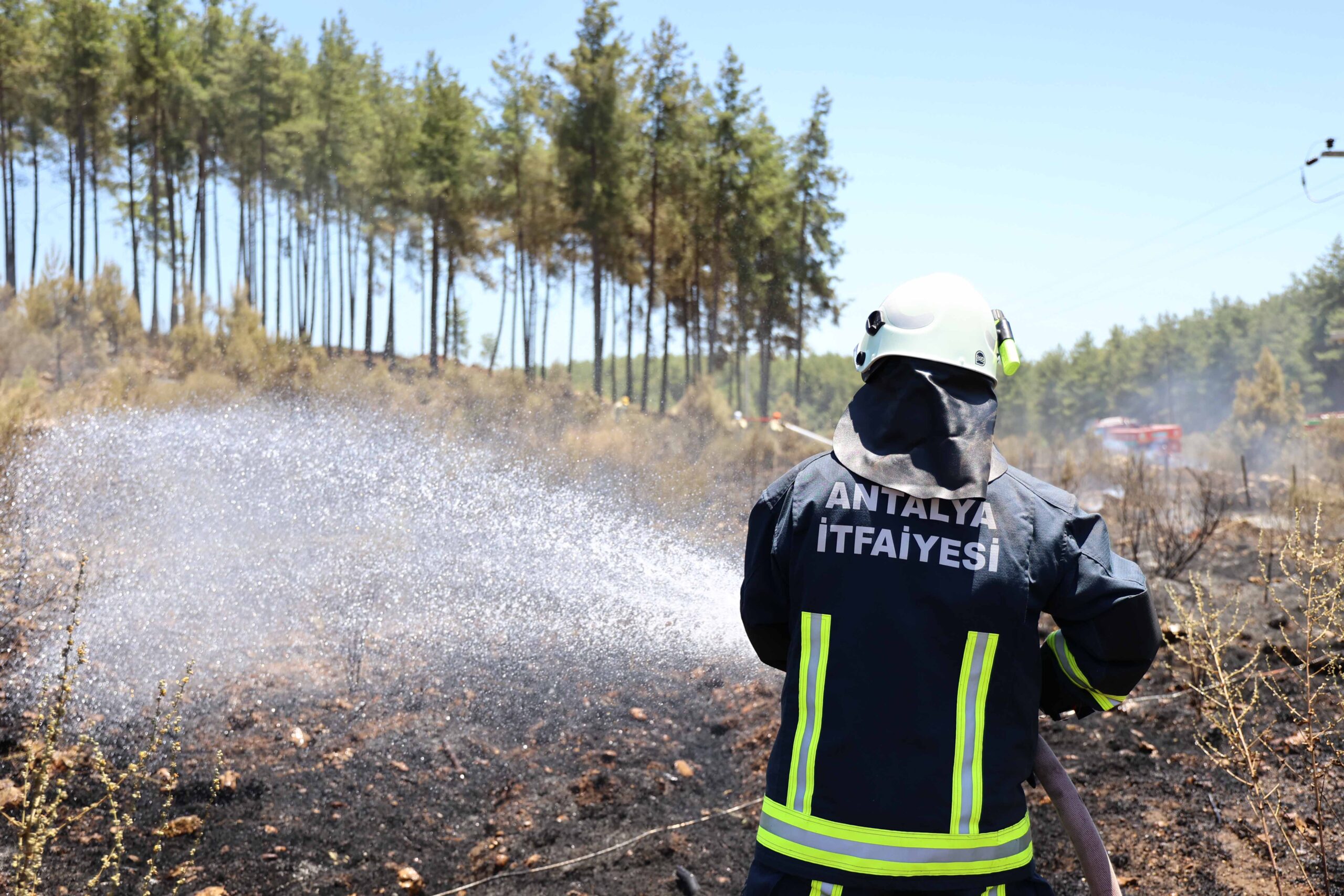 Antalya Büyükşehir İtfaiyesi’nden orman yangınlarına müdahale
