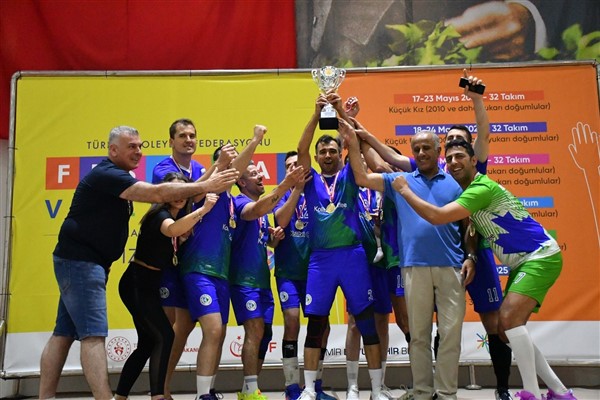 İzmit Belediyespor Veteran Erkek Voleybol Takımı Türkiye Şampiyonu oldu