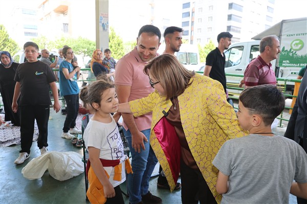 Başkan Şahin vatandaşlarla bayramlaştı