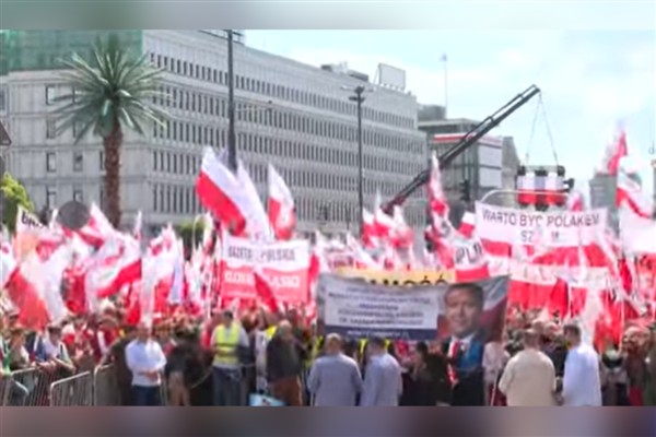 Polonya bugün yeni devlet başkanını seçiyor