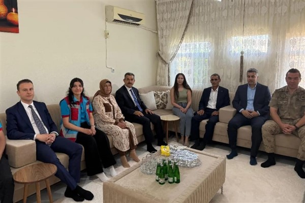 Şırnak Valisi Ekici’den şehit Güvenlik Korucusu Nas’ın ailesine ziyaret