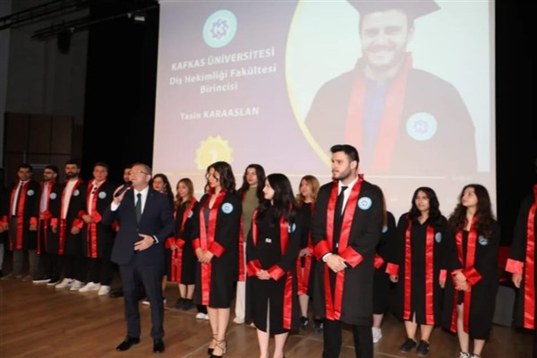 Kafkas Üniversitesi’nde mezuniyet coşkusu