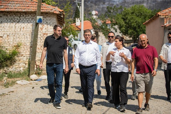 Başkan Tugay, Foça’da yangın bölgesinde