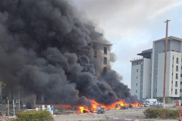 Beer Sheva kentindeki Microsoft ofisinin yakınında İran saldırısı sonrası yangın çıktı