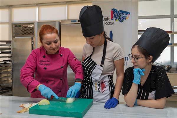 “Dersler Değil Tencereler Kaynıyor” projesinin ilk atölyesi yapıldı