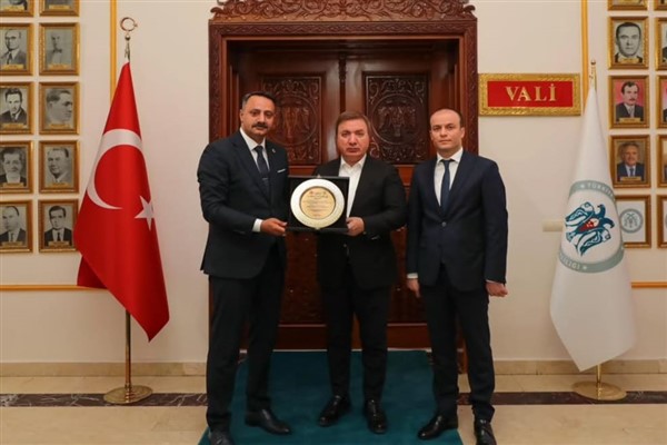 Erzincan Valisi Aydoğdu’ya Fahri Hemşehrilik Beratı verildi