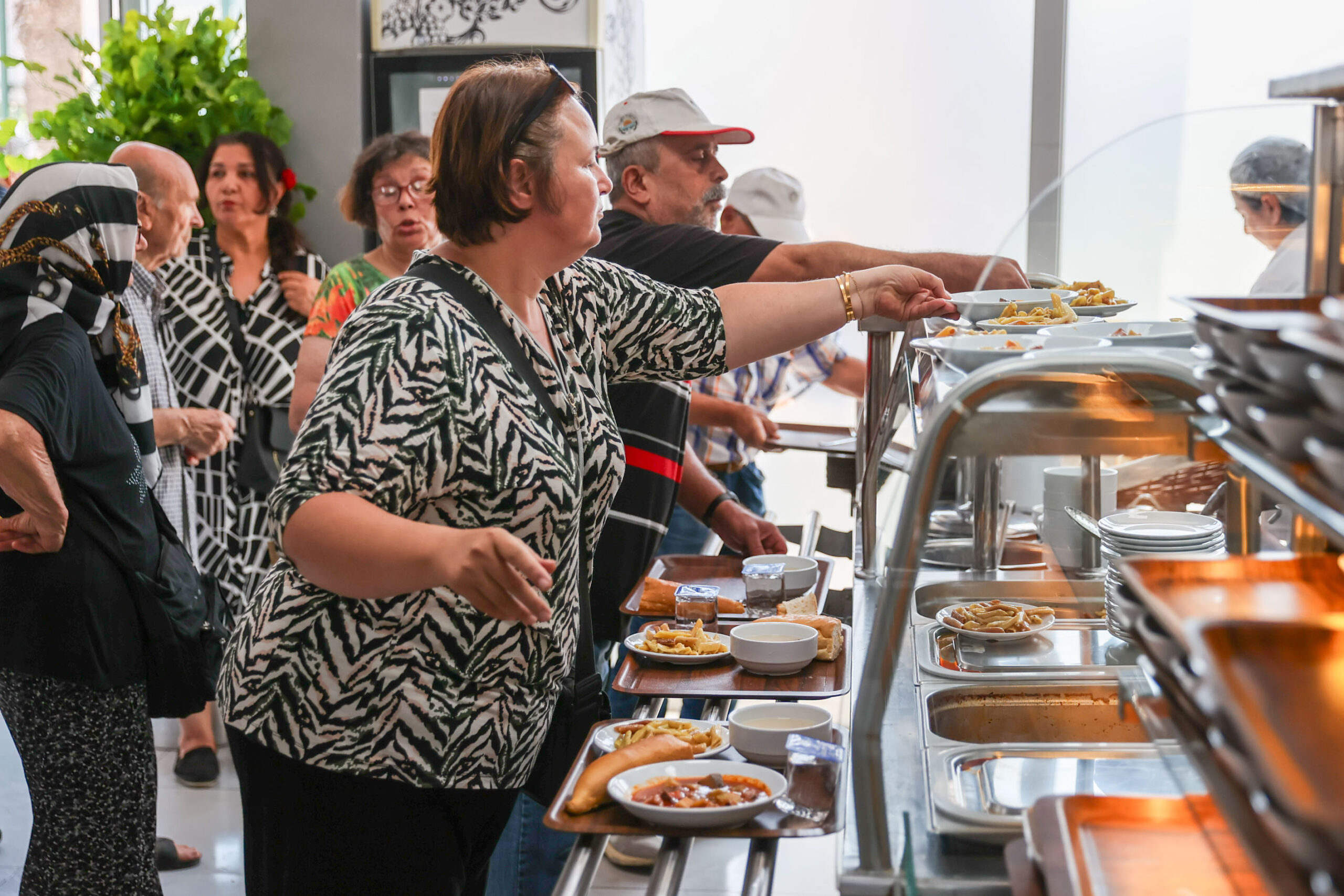 Başkan Zeyrek anısına Buca Kent Lokantalarında yemekler ücretsiz dağıtıldı