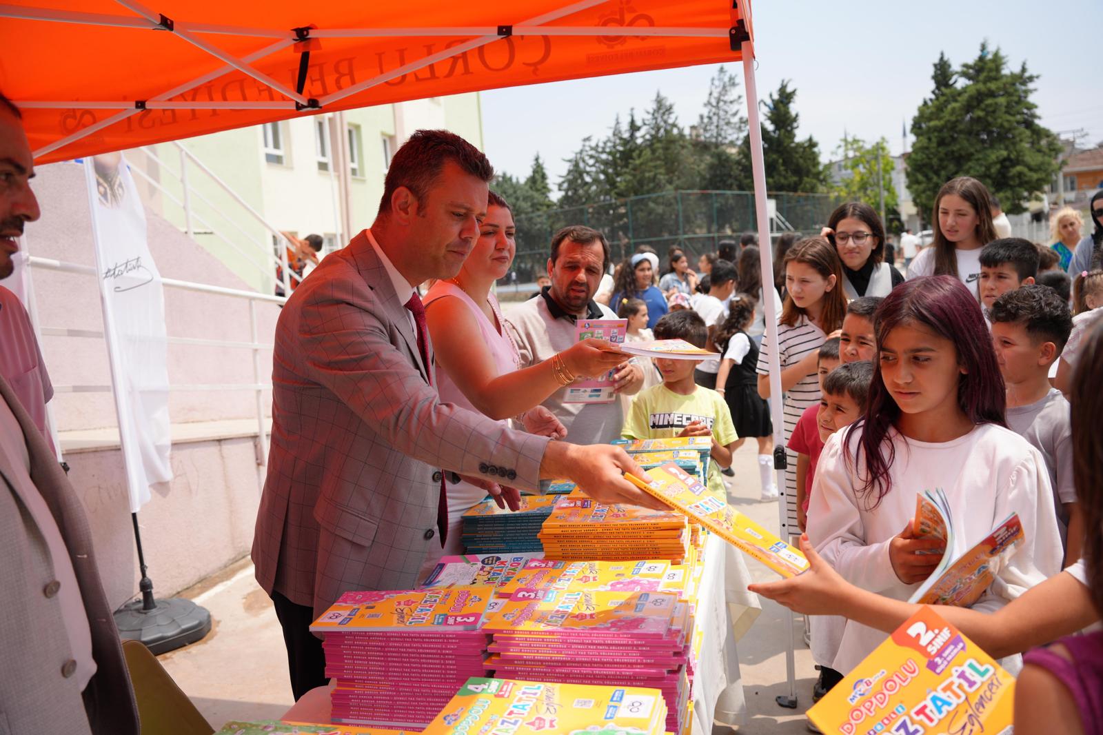 Başkan Sarıkurt’tan öğrencilere karne hediyesi