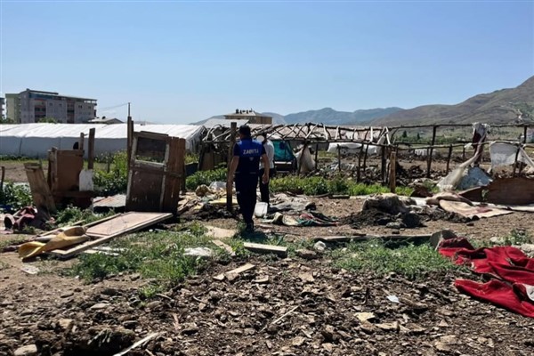 Muş Belediyesi kaçak ahırları kaldırdı