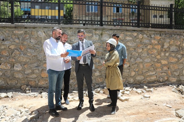 Başkan Tanğlay, Tarihi Kazımpaşa İlköğretim Okulu’ndaki çalışmaları inceledi