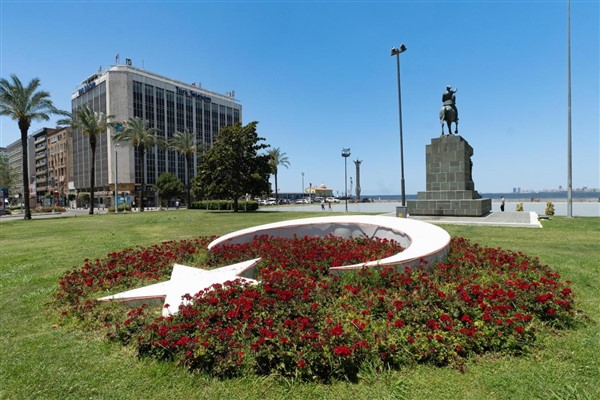 İzmir’de meydanlar yazlık çiçeklerle donatılıyor