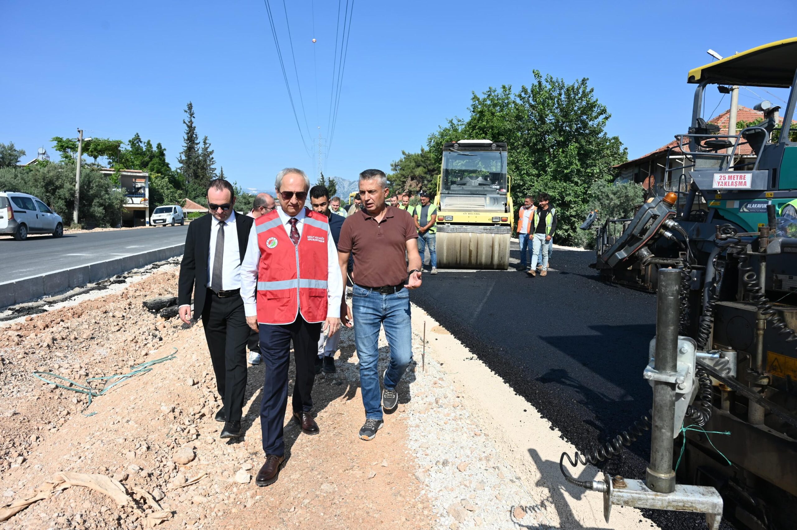 Zeytin Dalı Caddesi’nde sıcak asfalt çalışması yapıldı