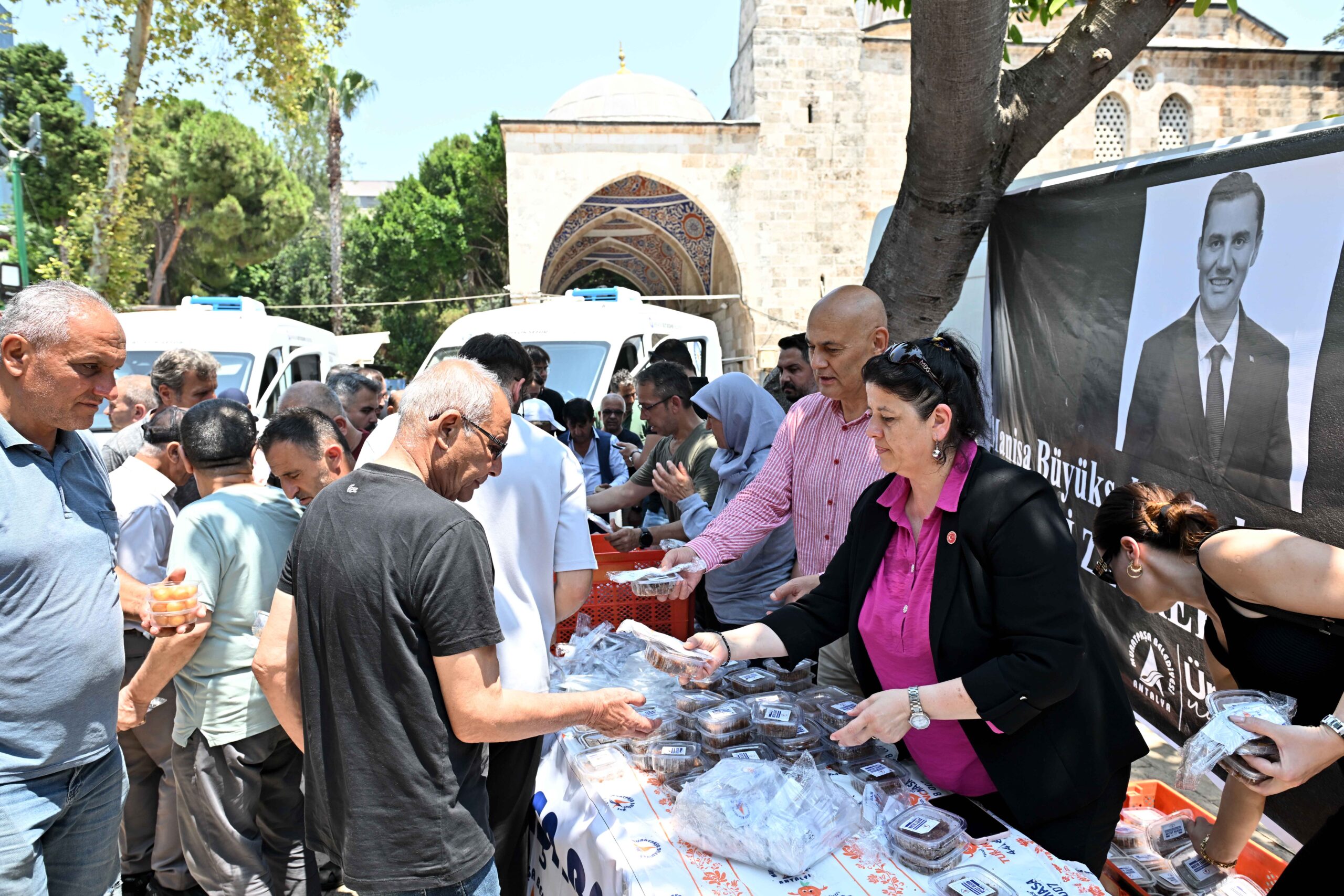 Ferdi Zeyrek için Muratpaşa’da helva dağıtıldı