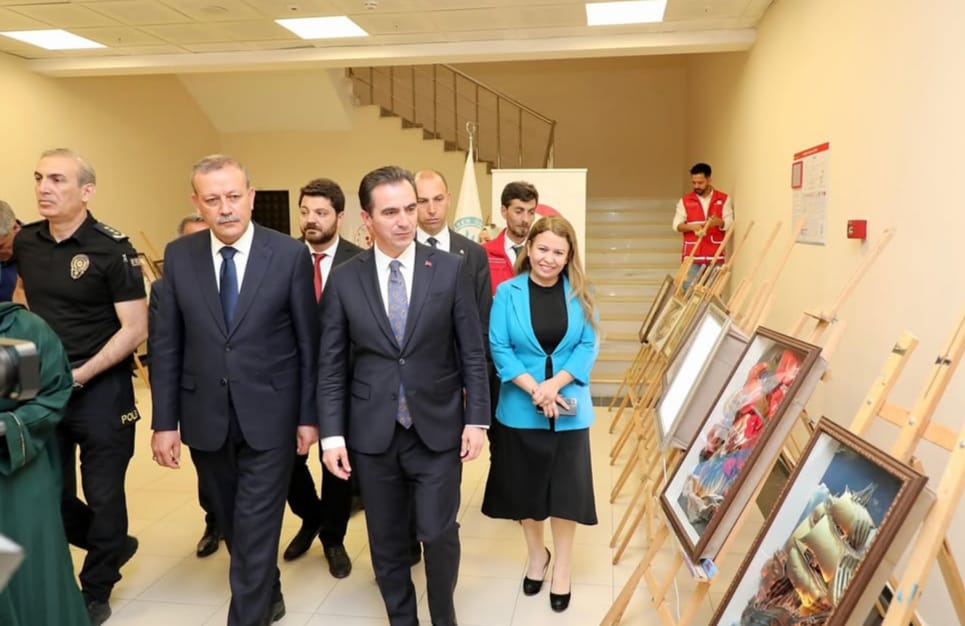 Karakaya, “Gülümsemem Olur Musun?” projesi nedeniyle açılan el sanatları sergisini gezdi