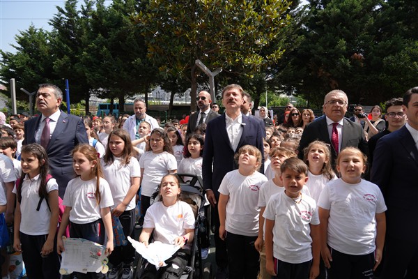 Bakan Tekin, Bahçelievler’de karne dağıttı
