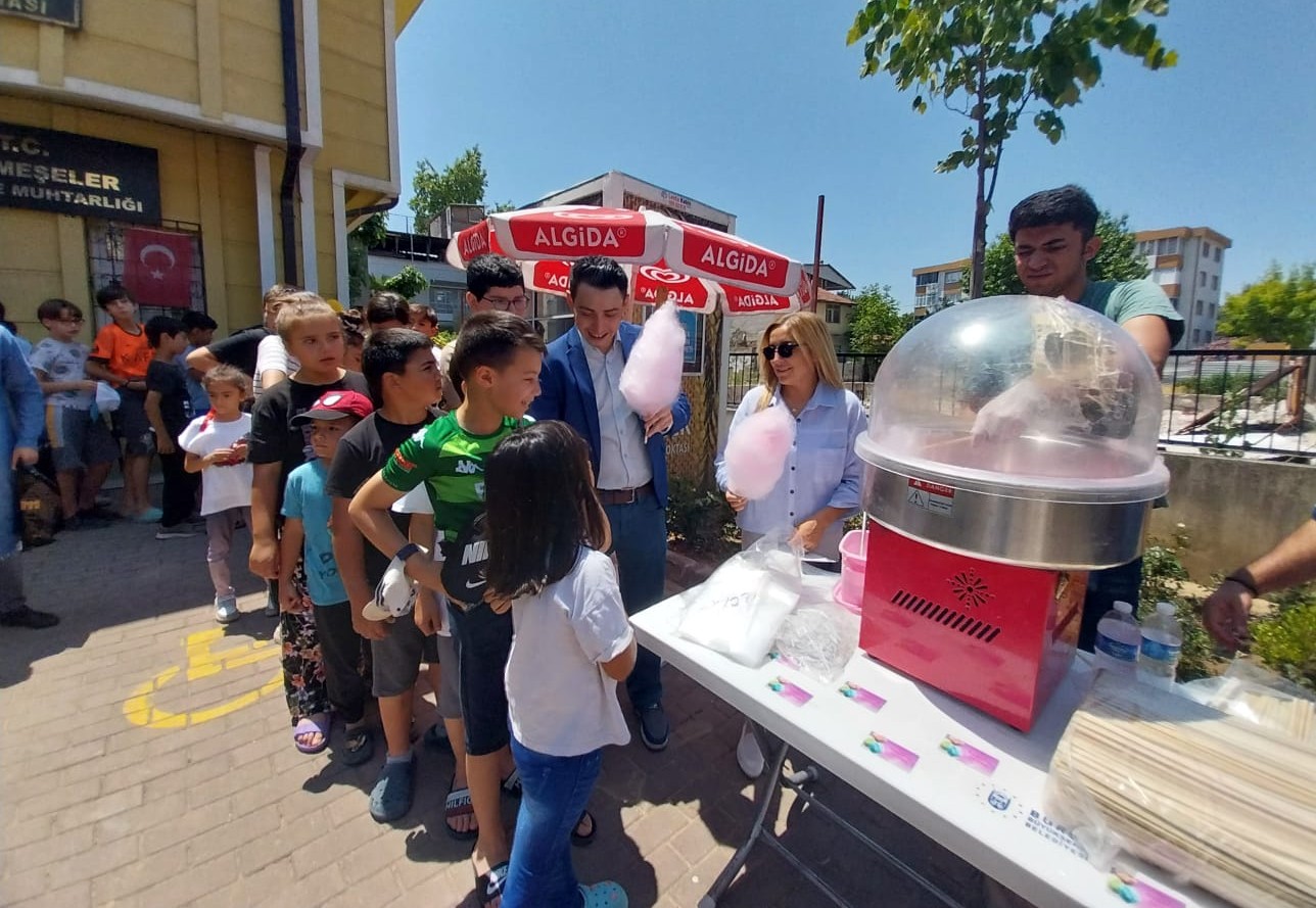 Beyceli Onur Çetin’den çocuklara pamuk şeker ikramı