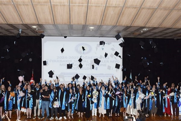 Dicle Üniversitesi’nde mezuniyet töreni