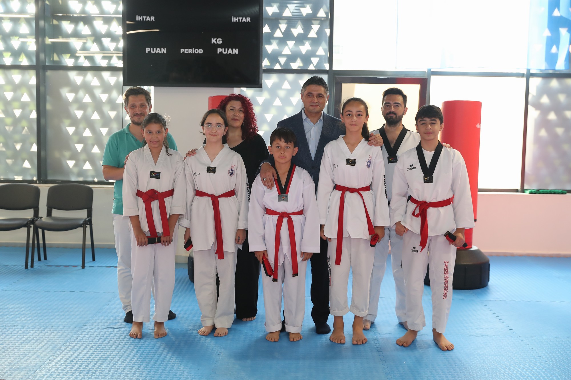 Aliağa Belediyesi, tekvando kursunun sporcuları kuşak atladı