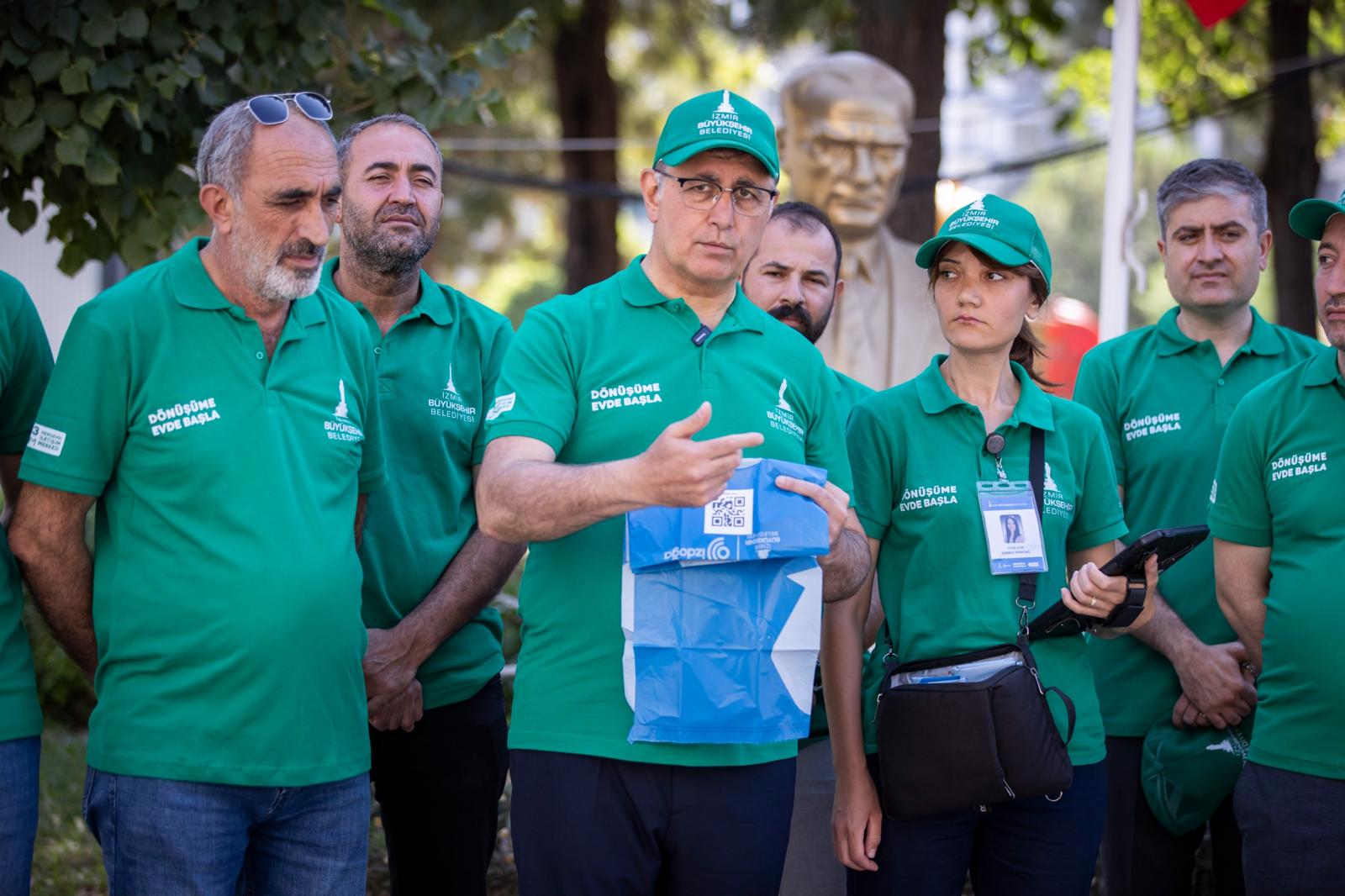 Başkan Tugay “Dönüşüme Evde Başla” projesi için QR kodlu poşet dağıttı