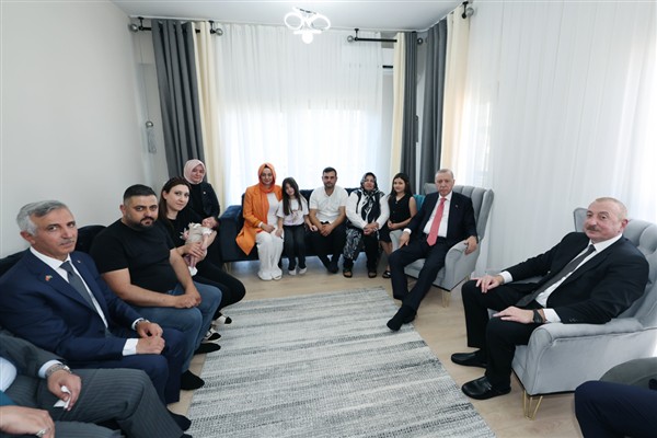 Cumhurbaşkanı Erdoğan ile Aliyev’den depremzede aileye ziyaret